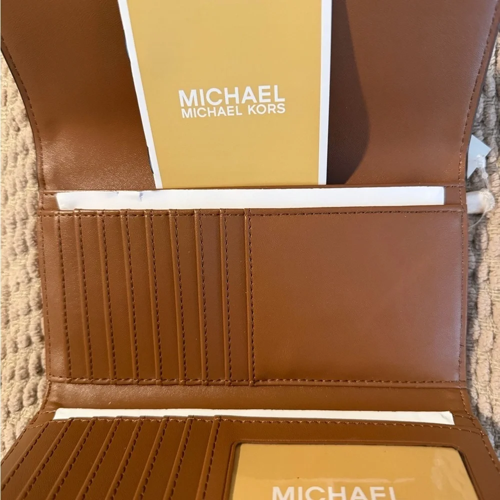 NWT Michael Kors Jet Set Large Logo Trifold Wallet in Vanilla